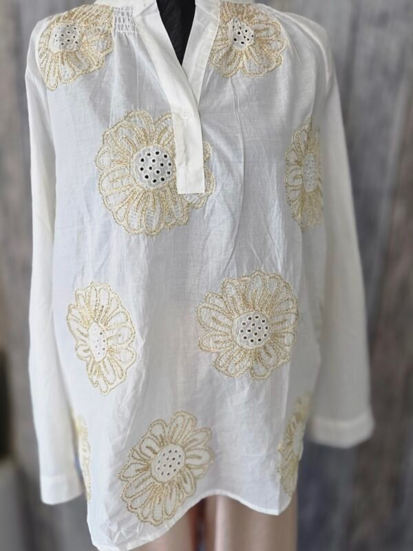 Geborduurde blouse