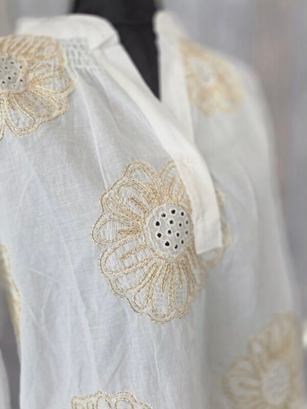 Geborduurde blouse
