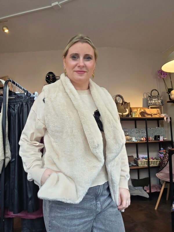 2025/10/1000088481-scaled.jpg Gilet Mireille bont